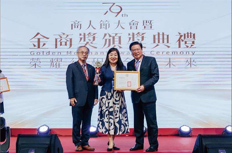 台灣諾華鄭欣怡部長獲頒「優良外商」獎項，右為商總許舒博理事長，左為經濟部投資促進司張銘斌司長