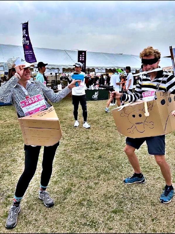 每年都設定與法國梅多克馬拉松相同的變裝主題，並鼓勵變裝參加。