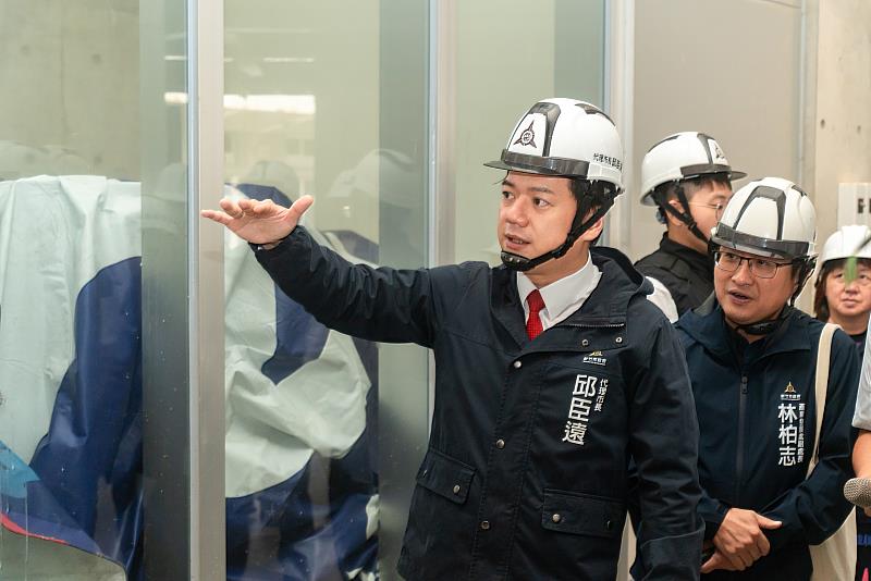 邱臣遠代理市長視察新竹漁產品直銷中心工程