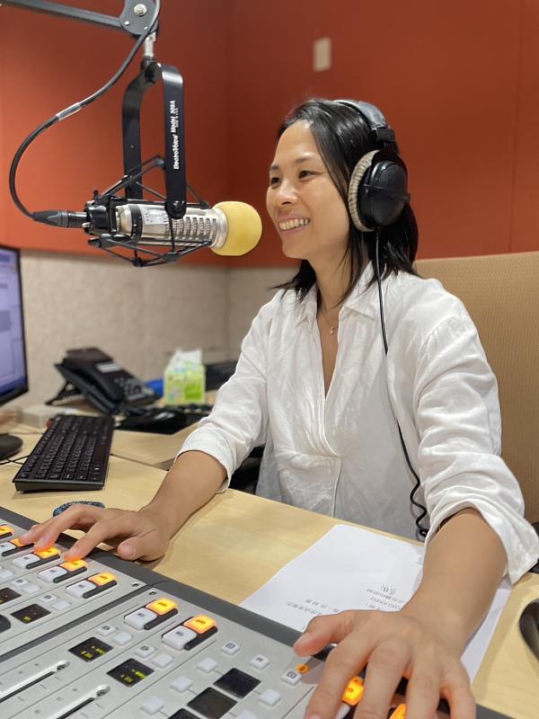 教育廣播電臺與興大攜手推出全新雙語廣播節目《小小地球人》,由興大圖書館館長暨圖資所宋慧筠特聘教授主持。