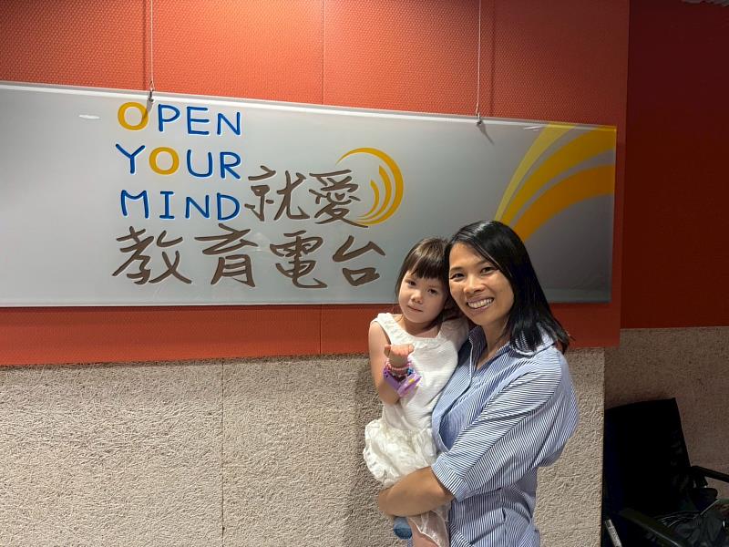 教育廣播電臺與興大攜手推出全新雙語廣播節目《小小地球人》,由興大圖書館館長暨圖資所宋慧筠特聘教授主持。