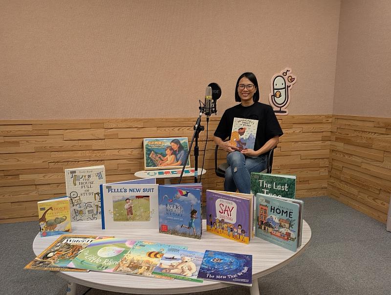 教育廣播電臺與興大攜手推出全新雙語廣播節目《小小地球人》，由興大圖書館館長暨圖資所宋慧筠特聘教授主持。