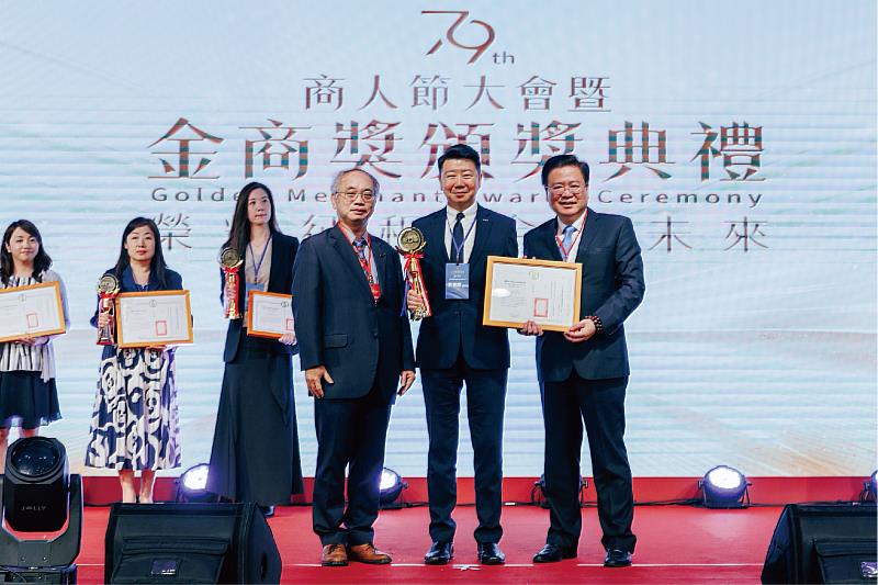 台灣森那美起亞股份有限公司劉家輝董事長（前排中）獲頒優良外商獎項，右1為商總許舒博理事長，前排左為經濟部投資促進司張銘斌司長。