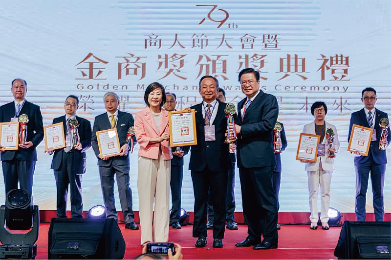 緯虹精密科技有限公司鄒平貴總經理（前排中）獲頒優良商人獎項，前排右為商總許舒博理事長，前排左為經濟部江文若次長