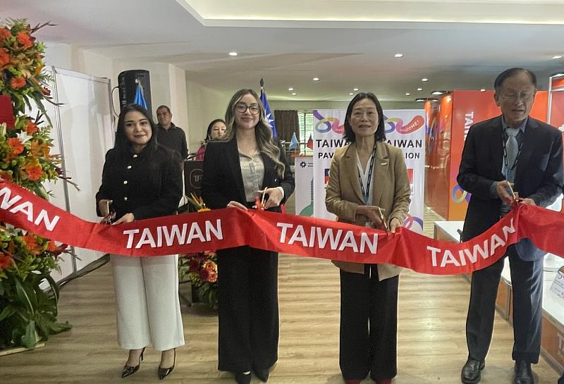 由左至右：瓜國外交部經濟政策司司長、瓜國經濟部經濟政策暨研析處處長、我國駐瓜地馬拉大使張俊菲及聖伊莎貝爾即食食品公司李志仁董事長共同剪綵。（貿協提供）