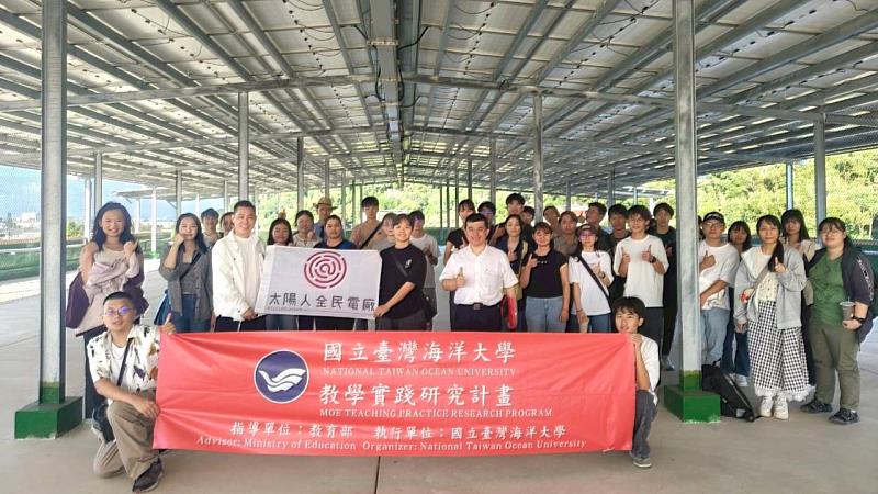 全體師生在大溪國中太陽能發電設施合影