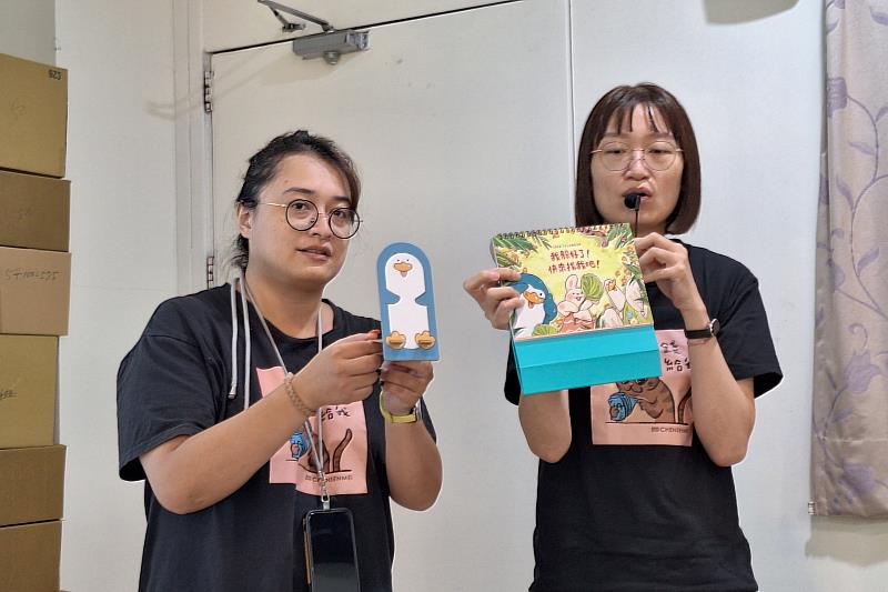 真善美社福基金會鄭雅文小姐及楊舒婷小姐為學生解說公益年曆的設計理念