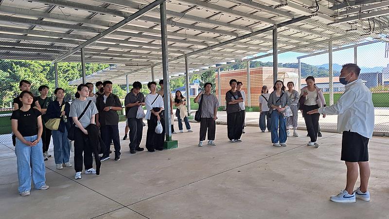 黃烈誠專員為海大學生解說太陽能發電站維運實務