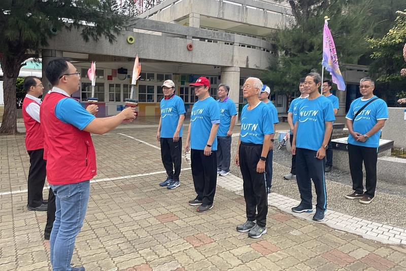 南大澎湖縣校友會成員穿著「NUTN 127校慶」紀念T恤整齊列隊，共同迎接聖火到來，展現離島校友對母校的深厚情誼。
