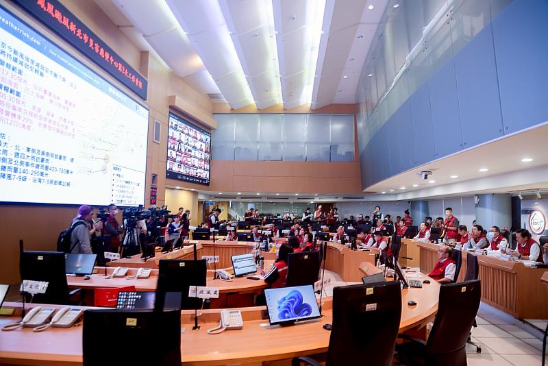 新北市長侯友宜聽取氣象團隊簡報。