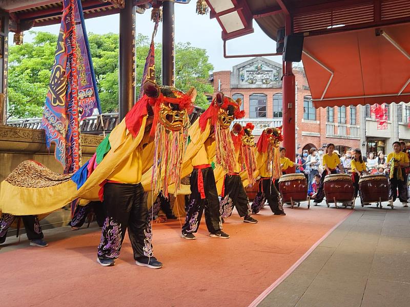 長年推動「一校一傳藝」計畫,鼓勵各級學校走出校園於園區展示學習成果。