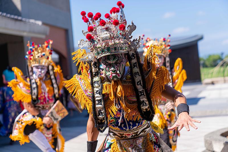工作坊由員山廣興堂帶領學員一同體驗官將首面部彩繪及動作步伐。