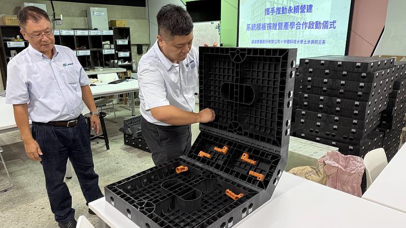 漢源實業教導系統模板組裝步驟（照片/校方提供）