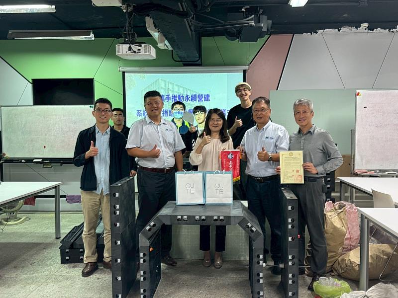 捐贈儀式與會人員合照（照片/校方提供）