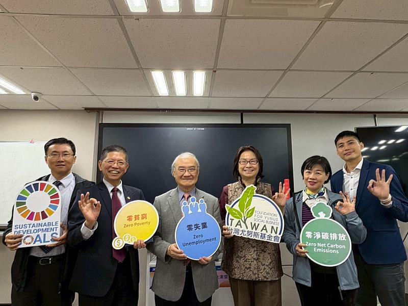 由左至右為台大保經總經理楊憲法、台大保經董事長陳亦純、聯聖企管顧問公司創辦人陳宗賢、台灣尤努斯基金會董事長蔡慧玲、路廣大永續顧問中心創辦人王智媛、基金會企劃經理丘建賢。