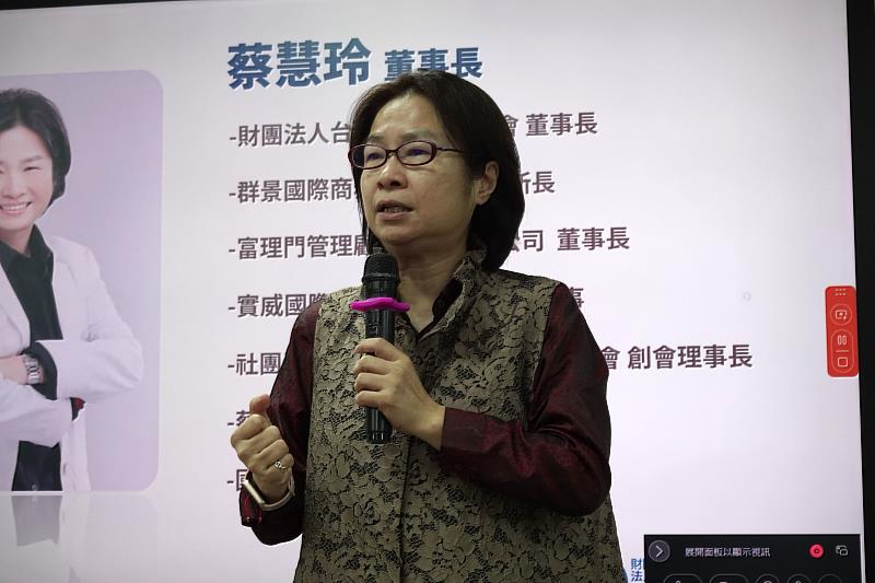 台灣尤努斯基金會董事長蔡慧玲致詞，並介紹台灣尤努斯基金會。