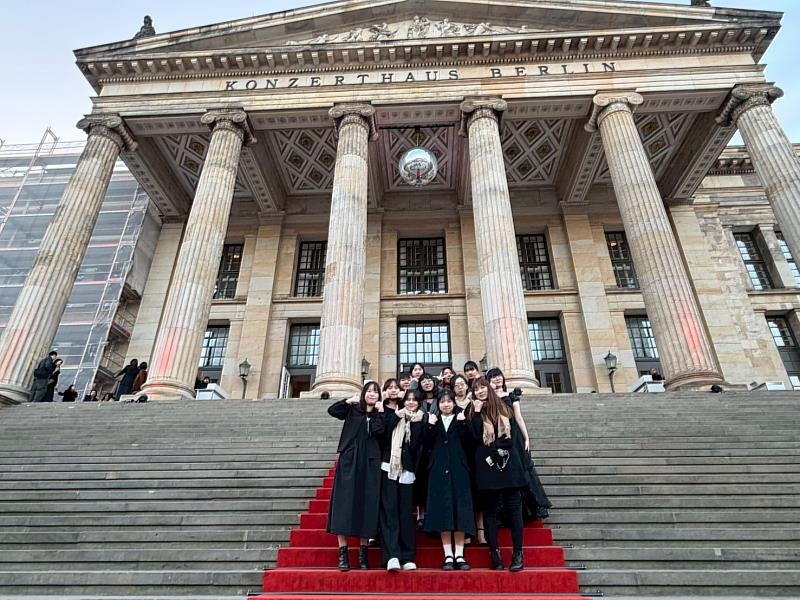 獲獎同學代表在德國柏林市中心御林廣場KONZERTHAUS BERLIN音樂廳外合影（照片/校方提供）