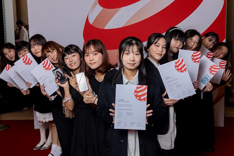 獲獎同學代表一同展示2025德國紅點品牌暨傳達設計大獎獲獎證書（照片/校方提供）