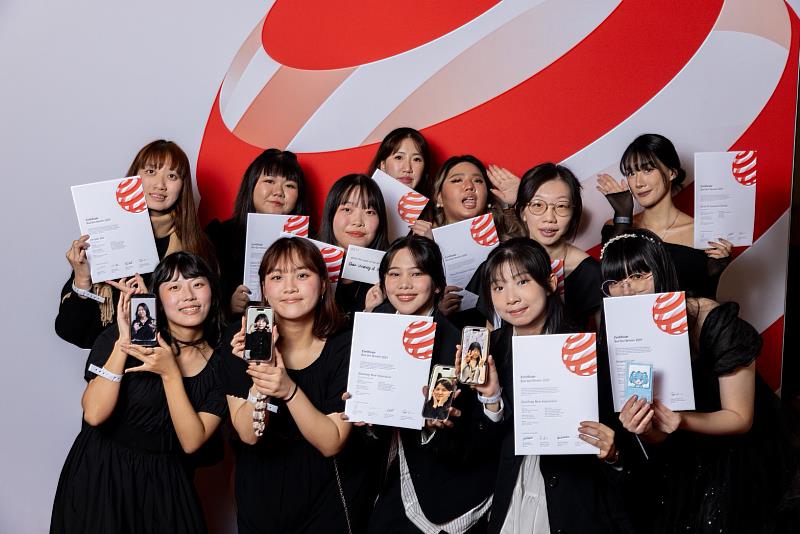 中國科大視覺傳達設計系獲獎學生代表團獲邀前往德國柏林領獎（照片/校方提供）