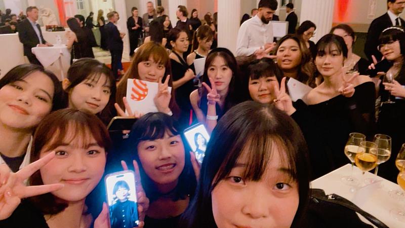 獲獎同學代表一同在Konzerthaus Berlin會場與各國新銳設計師合影(照片/校方提供)