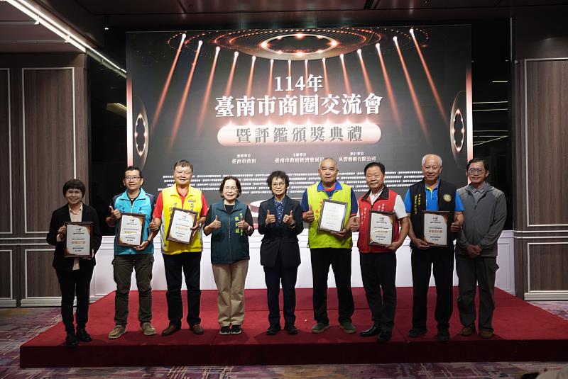 貴賓與幸福活力獎得獎商圈代表合照