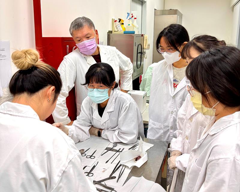 亞大心理系林郁珺同學（坐者）與學妹檢視實驗的腦組織。