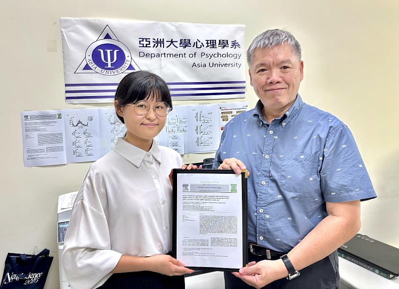 亞大心理系主任廖瑞銘（右）指導林郁珺同學（左）研究成果，發表論文於國際期刊《European Journal of Pharmacology》。