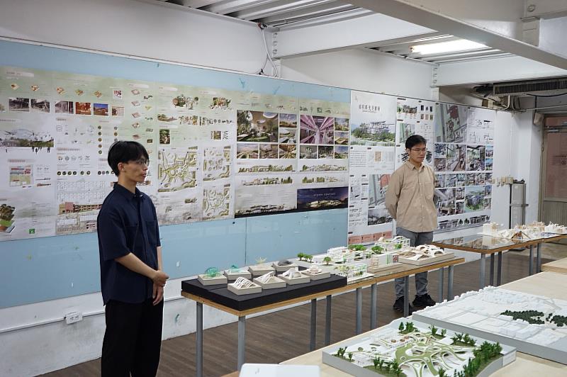楊丞凱（右）在學期間參與畢業設計評圖，展現出專業素養與設計能力