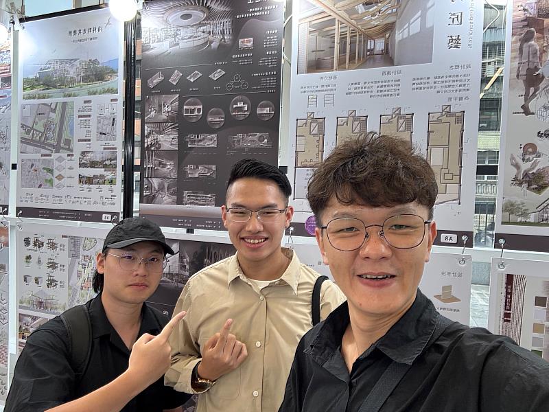 夏偉良老師（右）給予楊丞凱（中）設計上的啟發與指導
