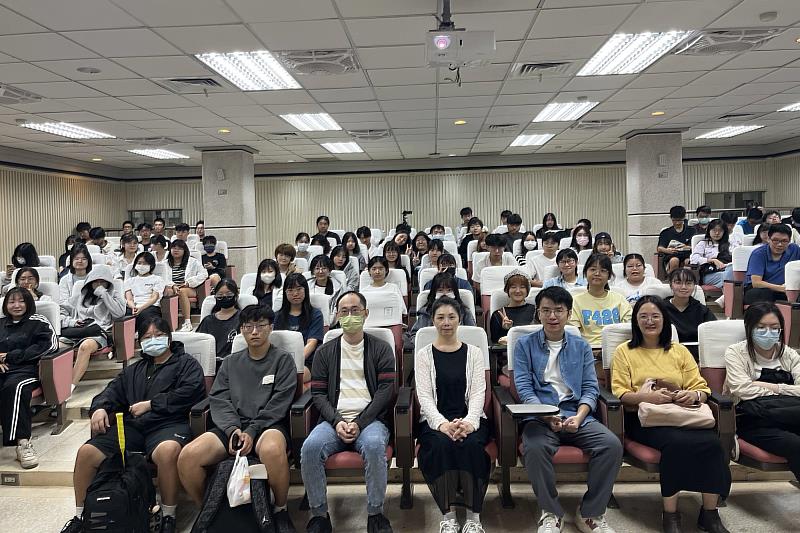 南大中文閱讀師生與楊富閔老師一同合影，留下滿滿創作與文學回憶