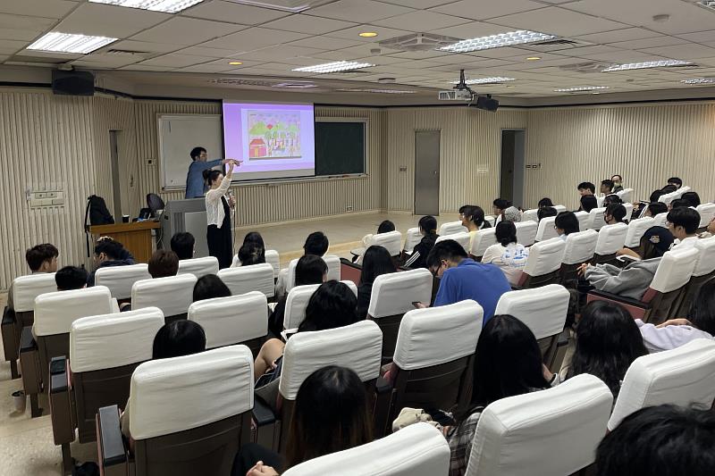 中文閱讀課程的南大同學們經過楊富閔老師的演講，啟發了許多思考，並踴躍舉手想提問關於文學的創作問題