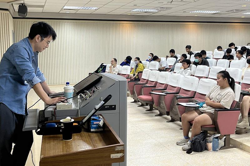 南大學生聚精會神觀賞《花甲男孩》專題採訪影片