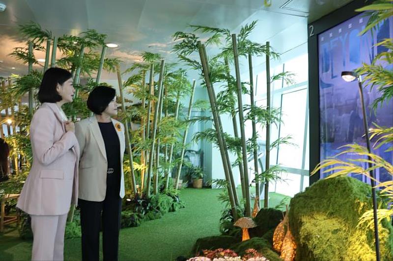 Magistrate Chang and Director Chen visited the forest therapy exhibition area.