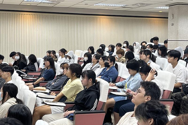南大學生在講座中，認真聆聽分享內容與記錄。透過老師的仔細分享，展現臺南在地創作與靈感理念