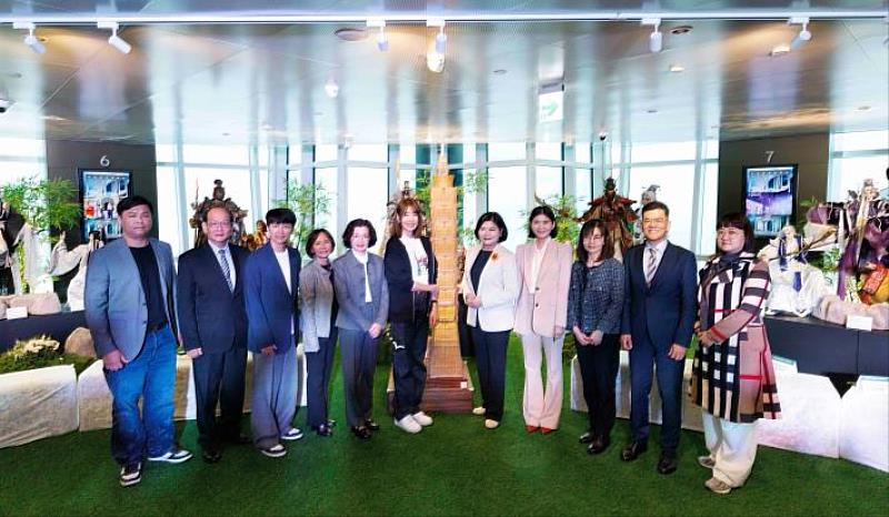 Magistrate Chang and other guests invite people from all over the country to visit the exhibition at Taipei 101 and experience the charm of puppetry culture and forest therapy in Yunlin.