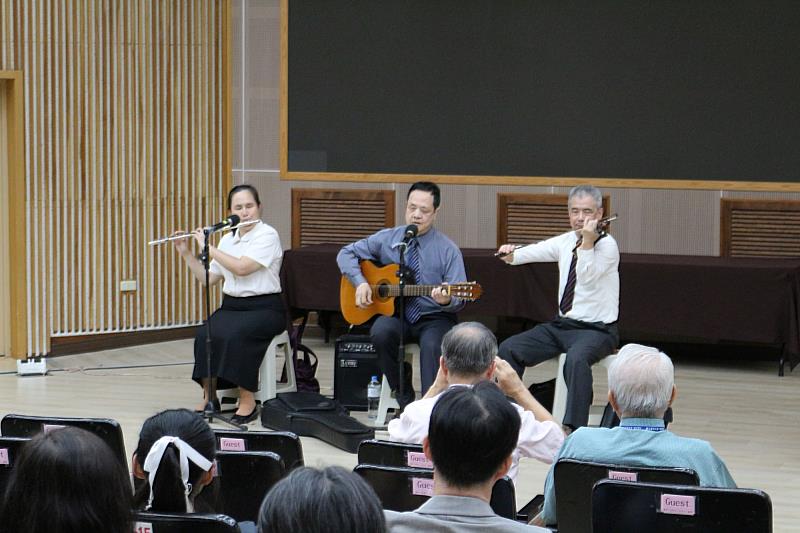 南大邀請盲人啄木鳥樂團開場演出，以音樂展現無障礙共融精神。