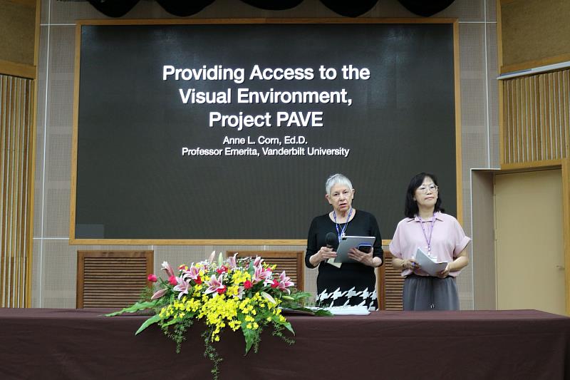 美國Dr. Anne Corn教授於南大研討會分享PAVE教育模式與實踐經驗。