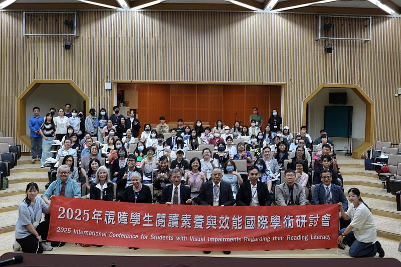 南大視障教育與重建中心舉辦國際研討會,與會貴賓及師生共同參與交流。