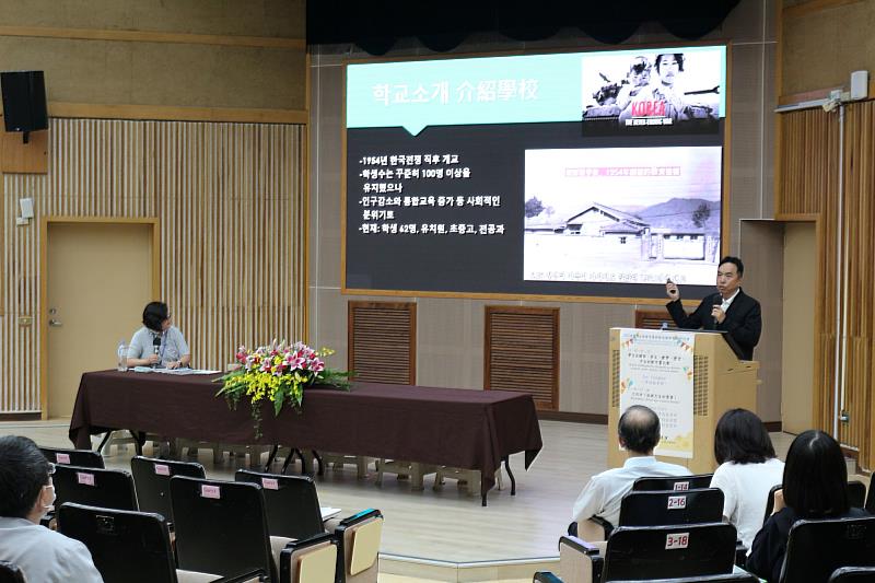 韓國江原盲人學校李政翰教師介紹多語教學中視障學生的學習經驗。