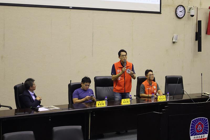 議員回應南大學生提問，分享問政經驗與地方政治實務觀察。