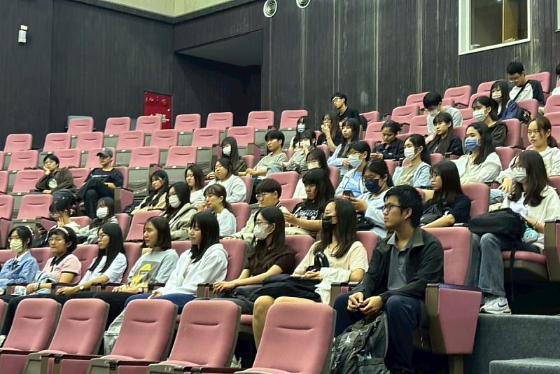 南大行管系學生與多位議員進行座談交流，討論地方治理與公共政策議題。