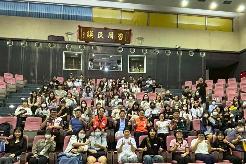 南大行政管理學系學生於臺南市議會合影,展現參與公共事務的熱忱。