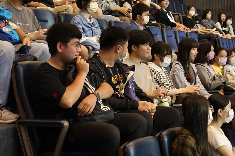 南大行管系學生於市議會四樓旁聽席觀摩議員質詢，體驗議事運作過程。