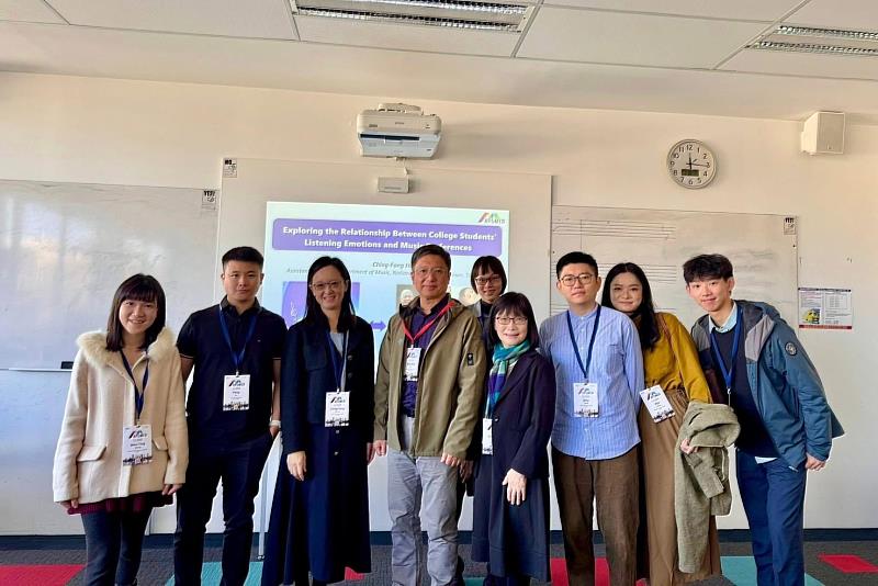 南大音樂系黃靜芳助理教授於APSMER研討會spoken paper發表後與與會學者合影，交流音樂教育研究經驗。
