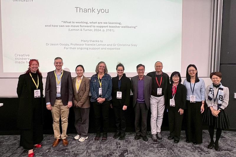 南大音樂系黃靜芳助理教授（右2）與林小玉教授（右3）、紀雅真教授（右1）於APSMER symposia發表後合影，展現跨校合作成果。