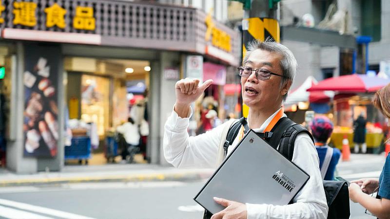 專業導覽引領城中走讀，探秘古蹟建築與特色老店，認識臺北故事。