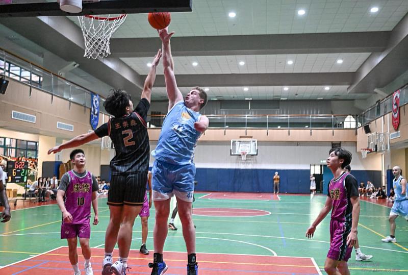 Kevin Atlas團隊以「友善籃框」慈善活動走進康橋秀岡校區，以籃球與生命故事傳遞尊重與勇氣。（康橋國際學校提供）