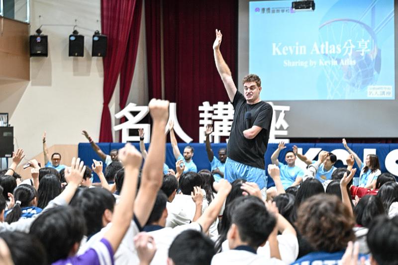 Kevin Atlas以生命故事勉勵康橋學生勇敢追夢，從失敗中汲取力量、展現自信與勇氣。（康橋國際學校提供）