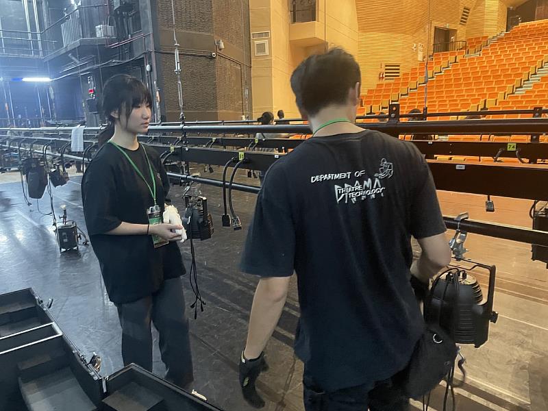 南華大學民音系攜手雲林愛樂產學共製音樂劇，展現學生實戰力，學生參與舞台燈光架設。