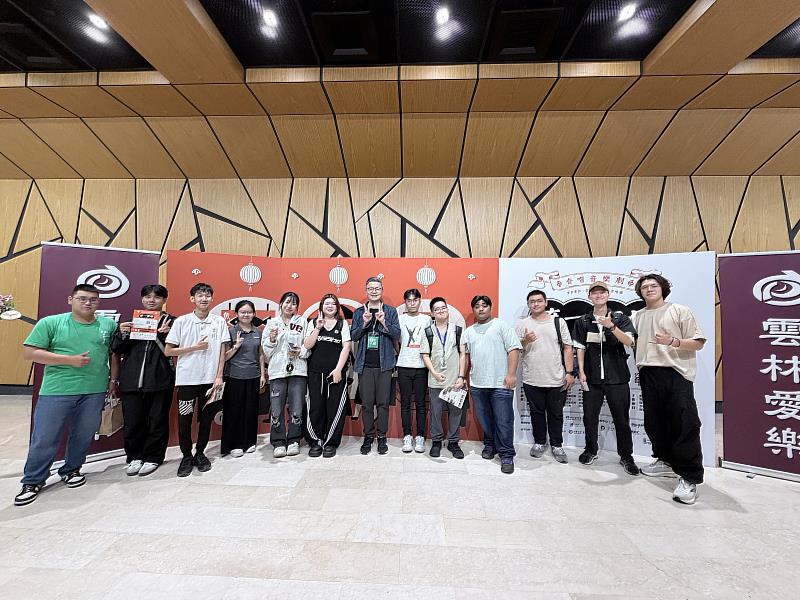 南華大學民族音樂學系楊澤之老師（中）帶領跨域專題講座課程學生校外教學，參觀音樂劇彩排及演出。